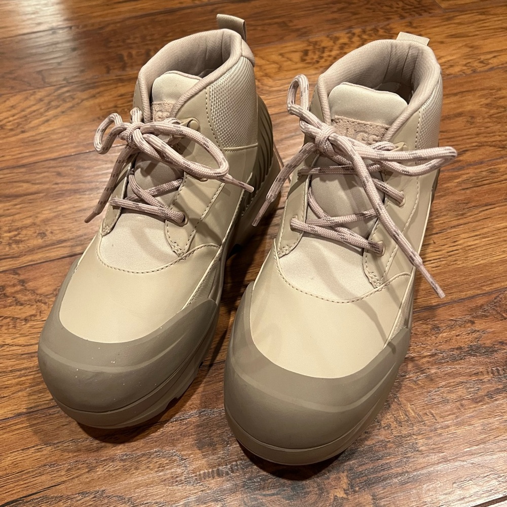 UGG CapTrail High Platform Boots – Women’s Size 9 – Taupe – Retail $190
